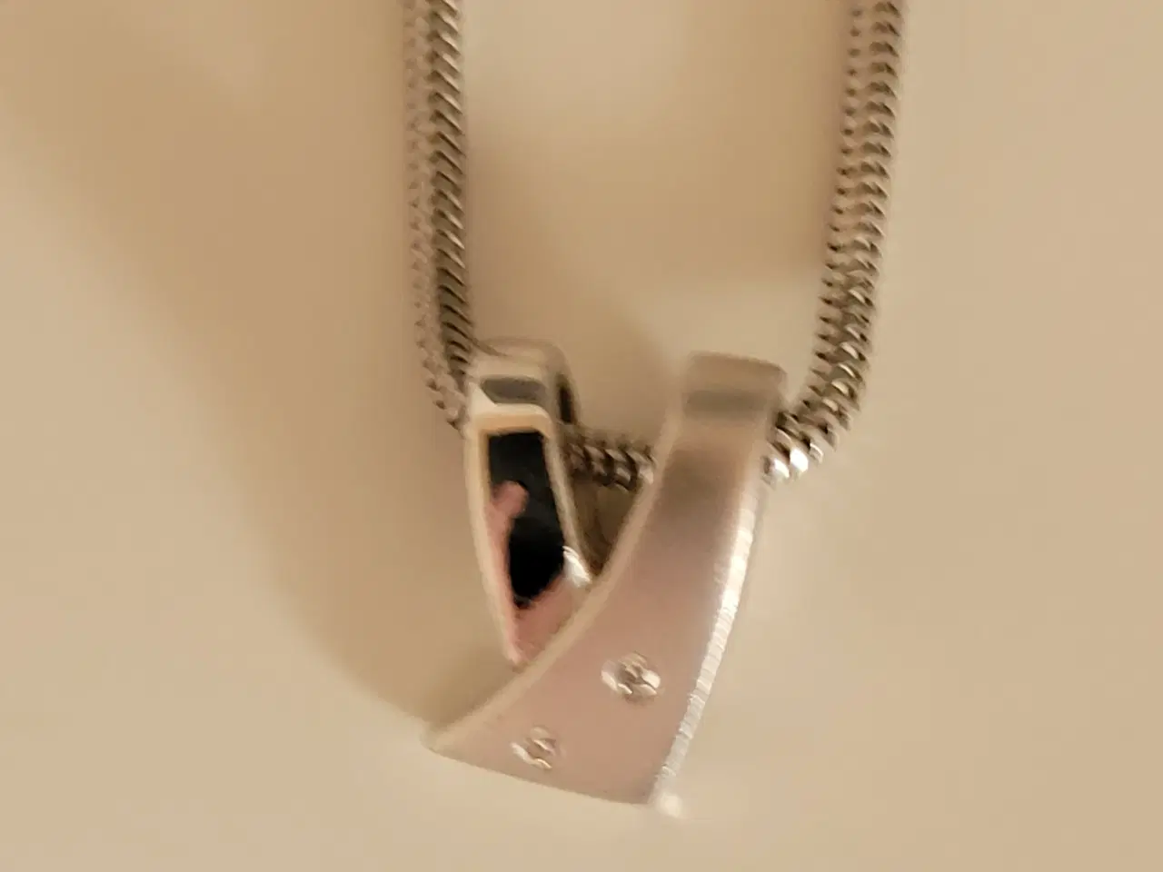 Billede 5 - Halskæde i sølv med 2 små sten