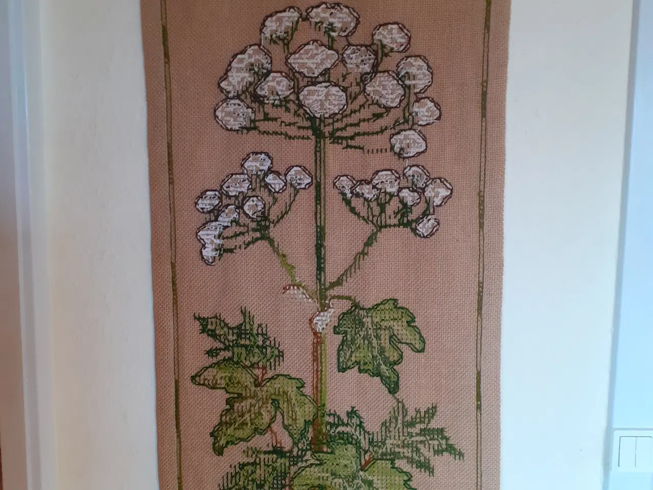 Billede 5 - Vægophæng med broderet Bjørneklo  