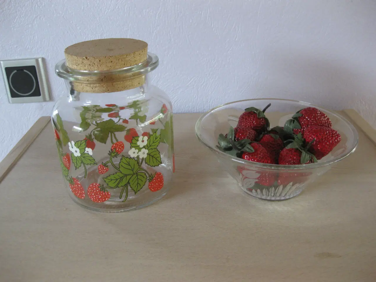 Billede 1 - Pyntejordbær og opbevaringsglas med jordbærmotiv 