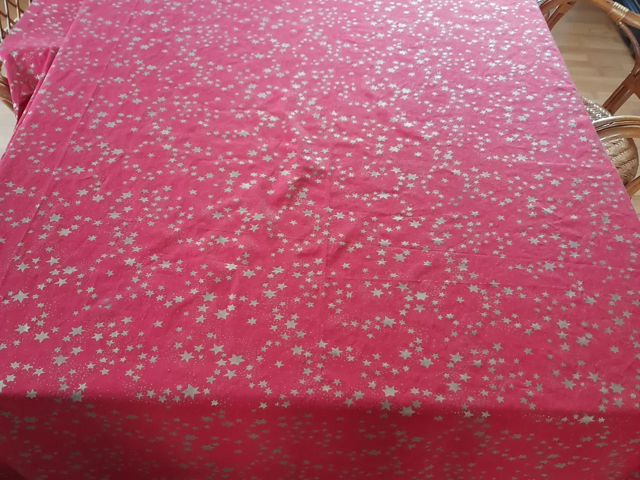 Billede 1 - Velholdt juledug ( 284 cm x 143 cm).