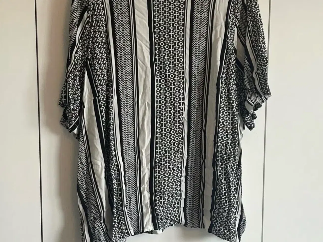 Billede 1 - Mønstret t-shirt fra Only Carmakoma