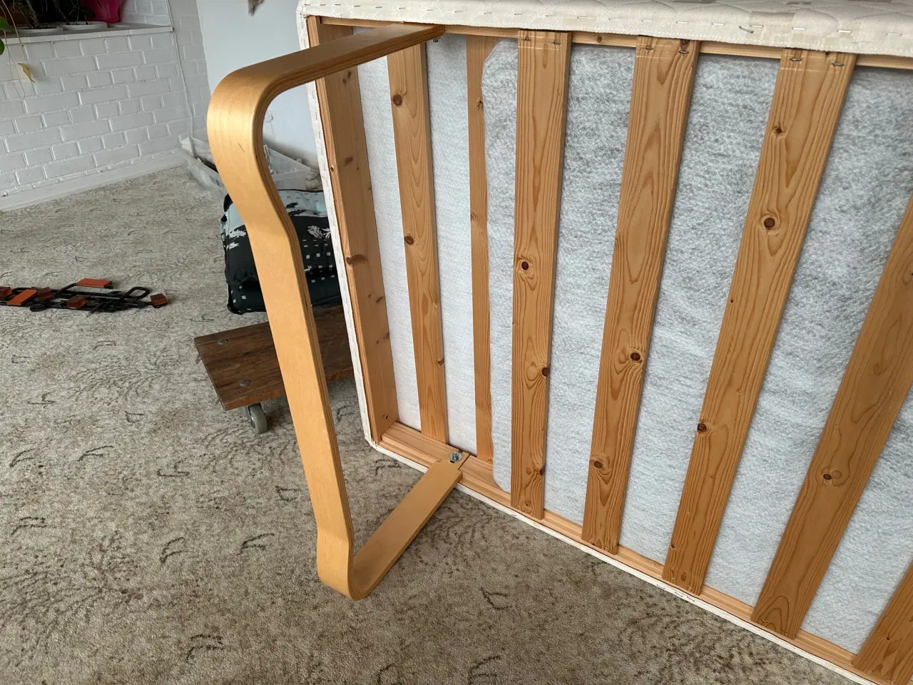 Billede 8 - Enkeltseng 90x200 med topmadras – hvid – pæn stand