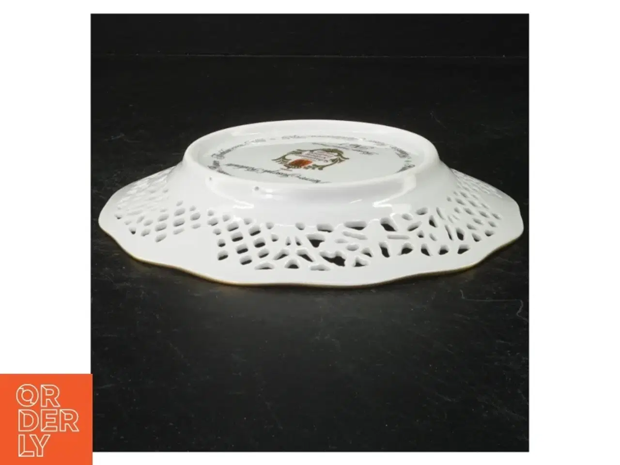 Billede 2 - Porcelænstallerken med gennembrudt kant og rosendekoration fra Firkløveren