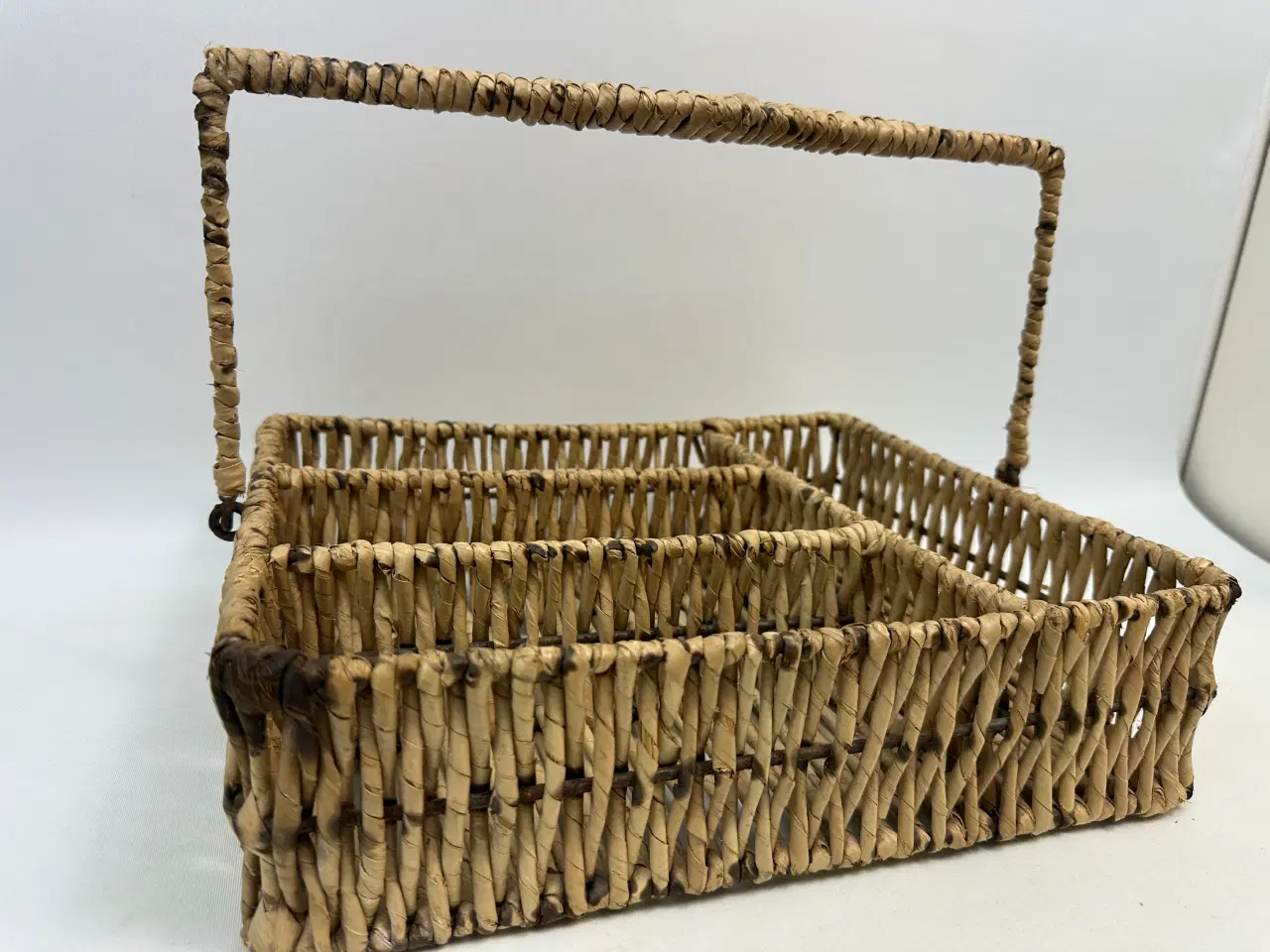 Billede 1 - Retro kurv m. flet og hank, rum inddelt