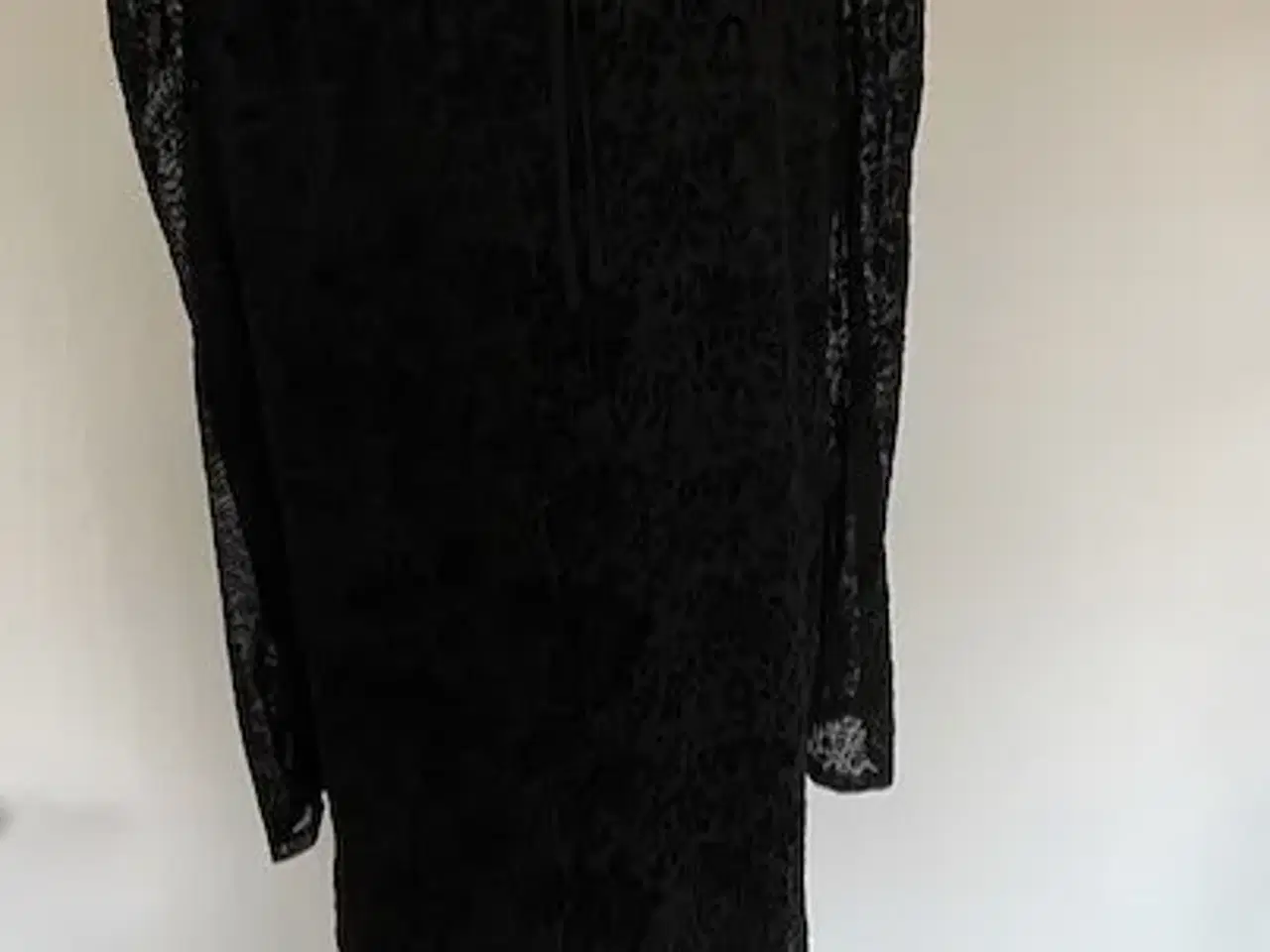 Billede 2 - NEDSAT Fashion Union sort kjole velourmønster str.