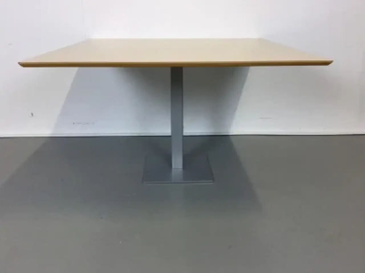 Billede 1 - Møde bord med ahorn bordplade 120 x 120 cm.