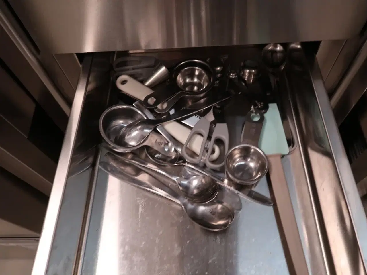 Billede 6 - Rustfri opbevaringsbord GGM GASTRO med indhold (uden maskiner)