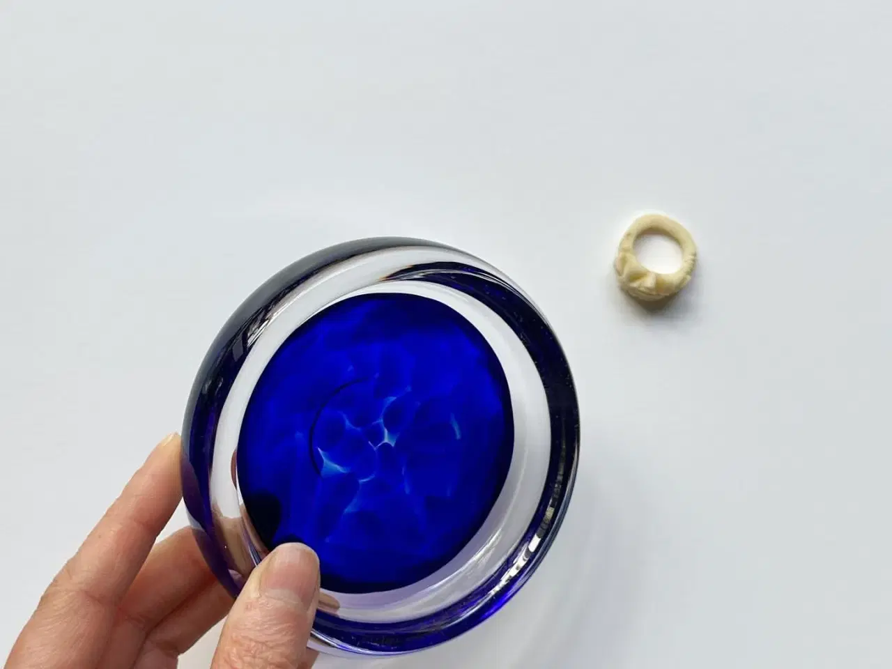 Billede 3 - Blåmeleret glasskål m klar kant