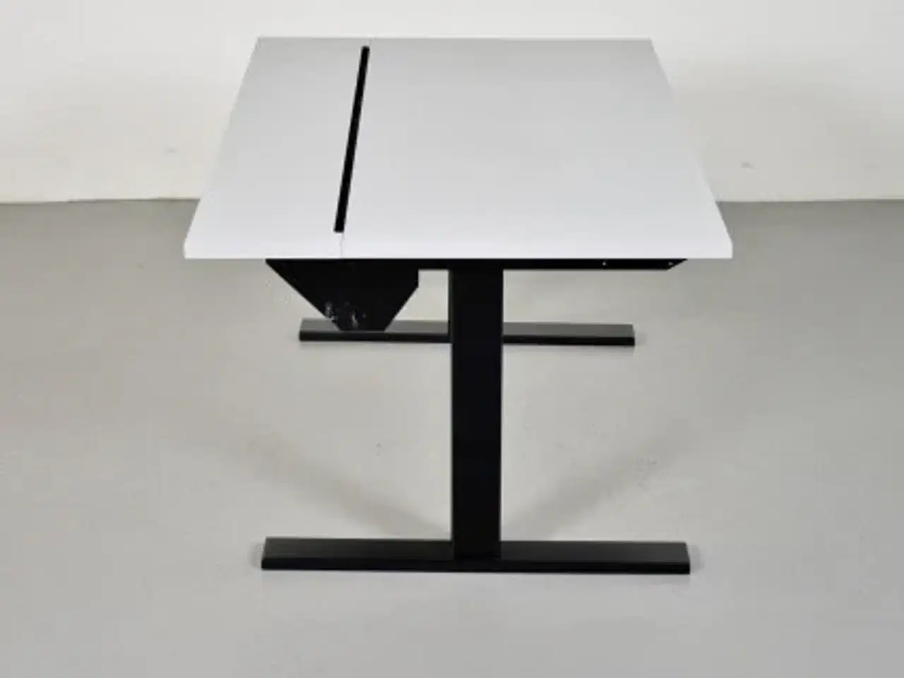 Billede 4 - Holmris hæve-/sænkebord med grå laminat og kabelbakke, 120 cm.