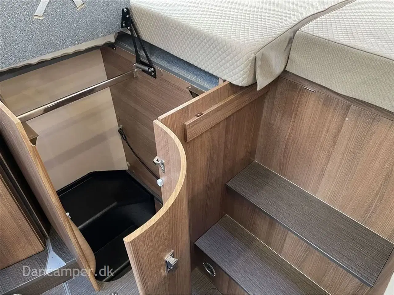 Billede 30 - 2020 - Carthago c-tourer I 144 LE Fantastisk helintegreret autocamper. 9-trins automatgear, automatisk klimanlæg i førehuse, Multimediasystem inkl. navigation og DAB+