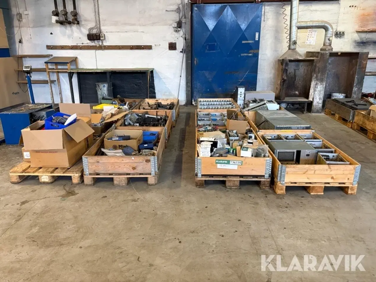 Billede 2 - Samlet lot med komponenter til blæsemaskiner til plastindustrien - 12 paller