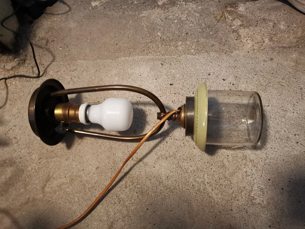 Billede 1 - Rigtig gammel lampe