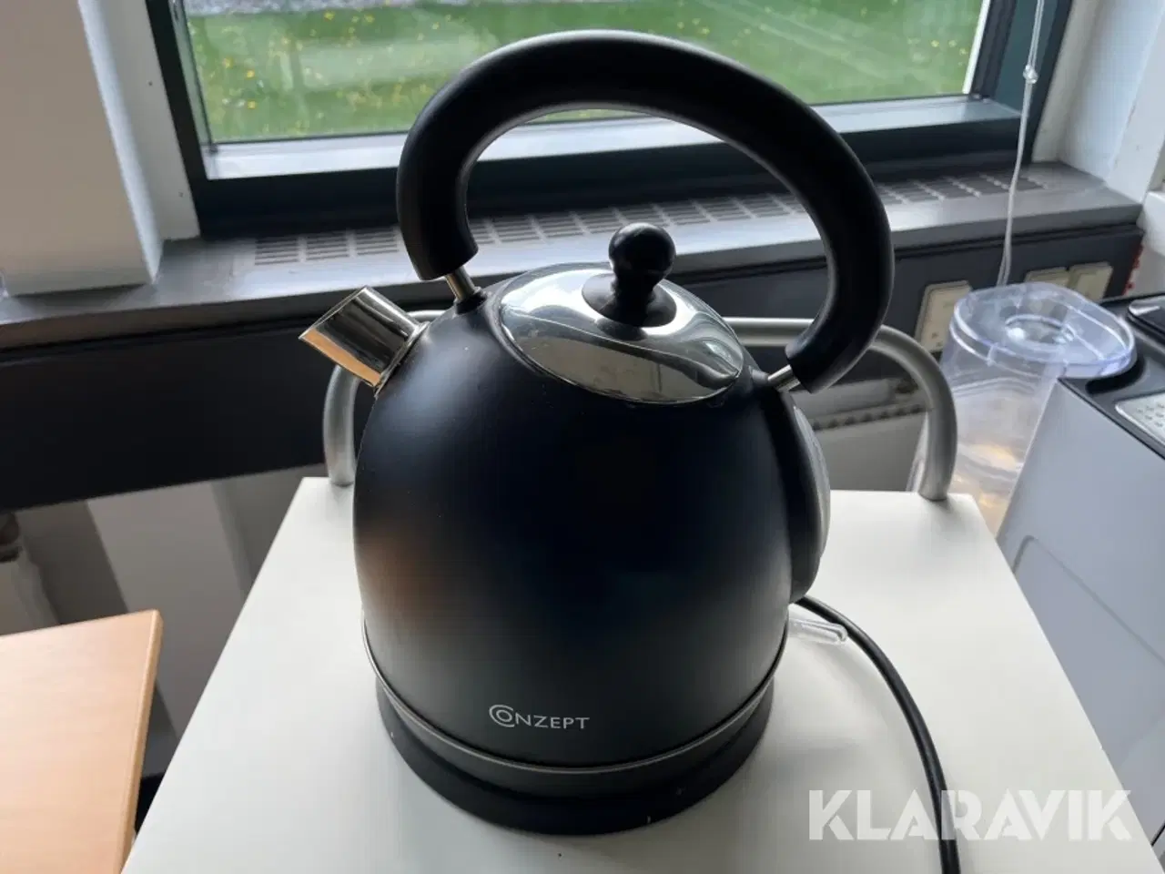 Billede 8 - Borde, kaffemaskine og elkedel