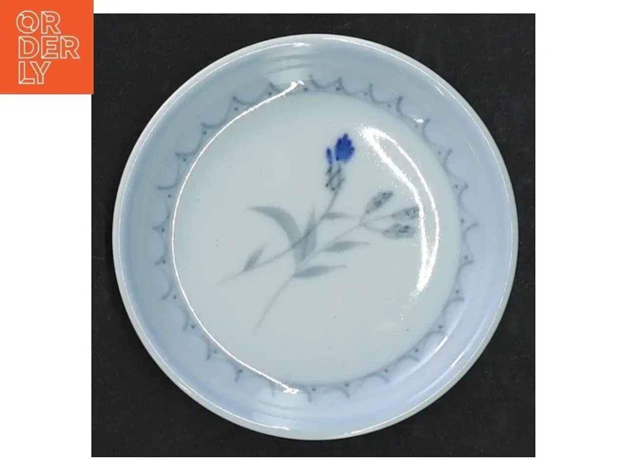 Billede 5 - Porcelænstallerken med blåt blomstermotiv, Demeter fra B&G (str. Ø. 9 cm)
