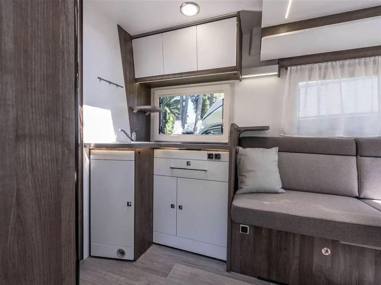 Billede 7 - 2026 - Benimar Tessoro 488   Rummelig camper med face-to-face siddegruppe