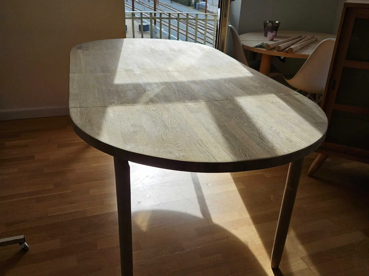 Billede 3 - Lyst massivt spisebord I egetræ 