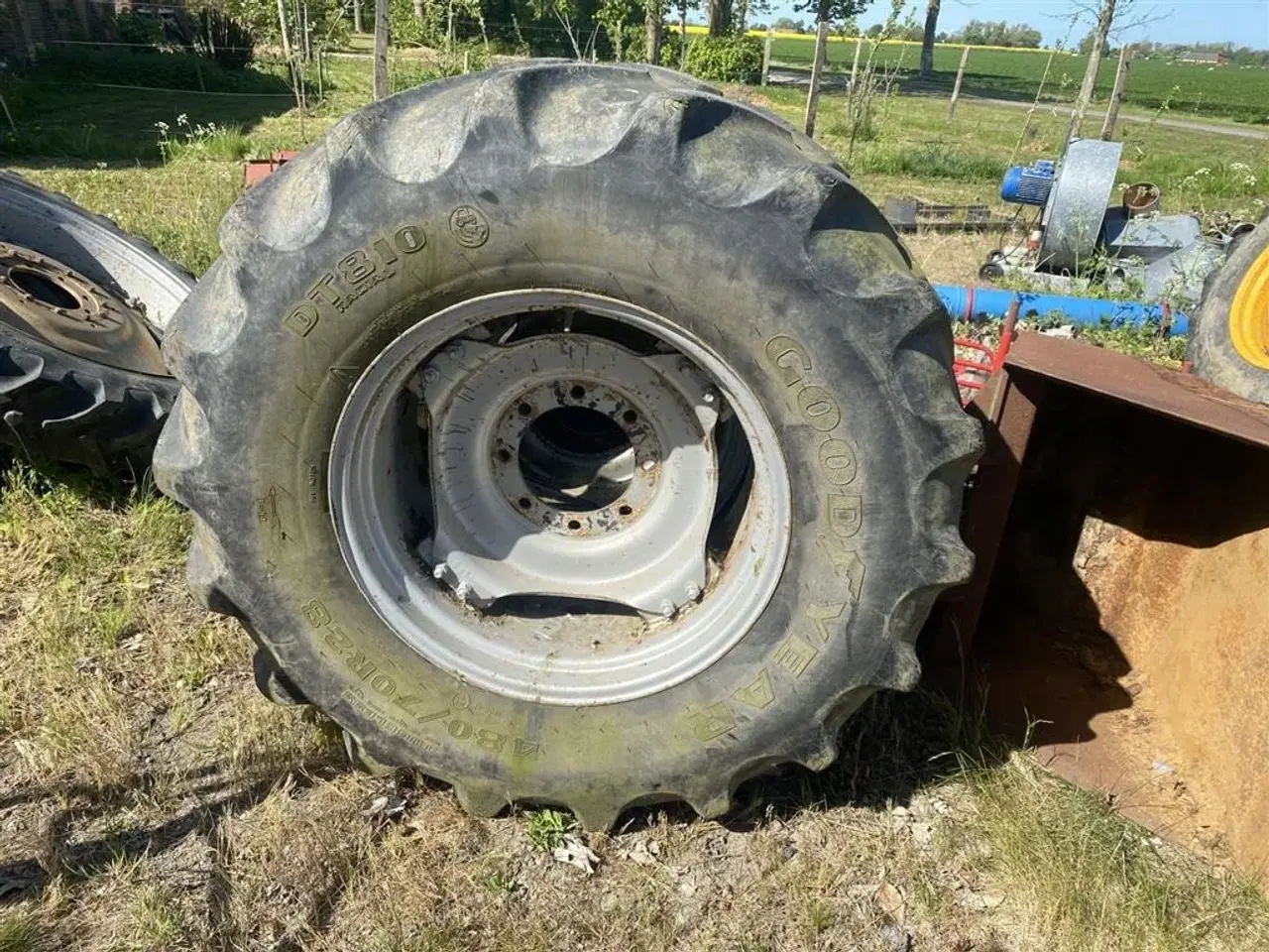 Billede 3 - BKT 480/70R28  Prisen er for 2 stk. 1 stk. dæk holder ikke luft.