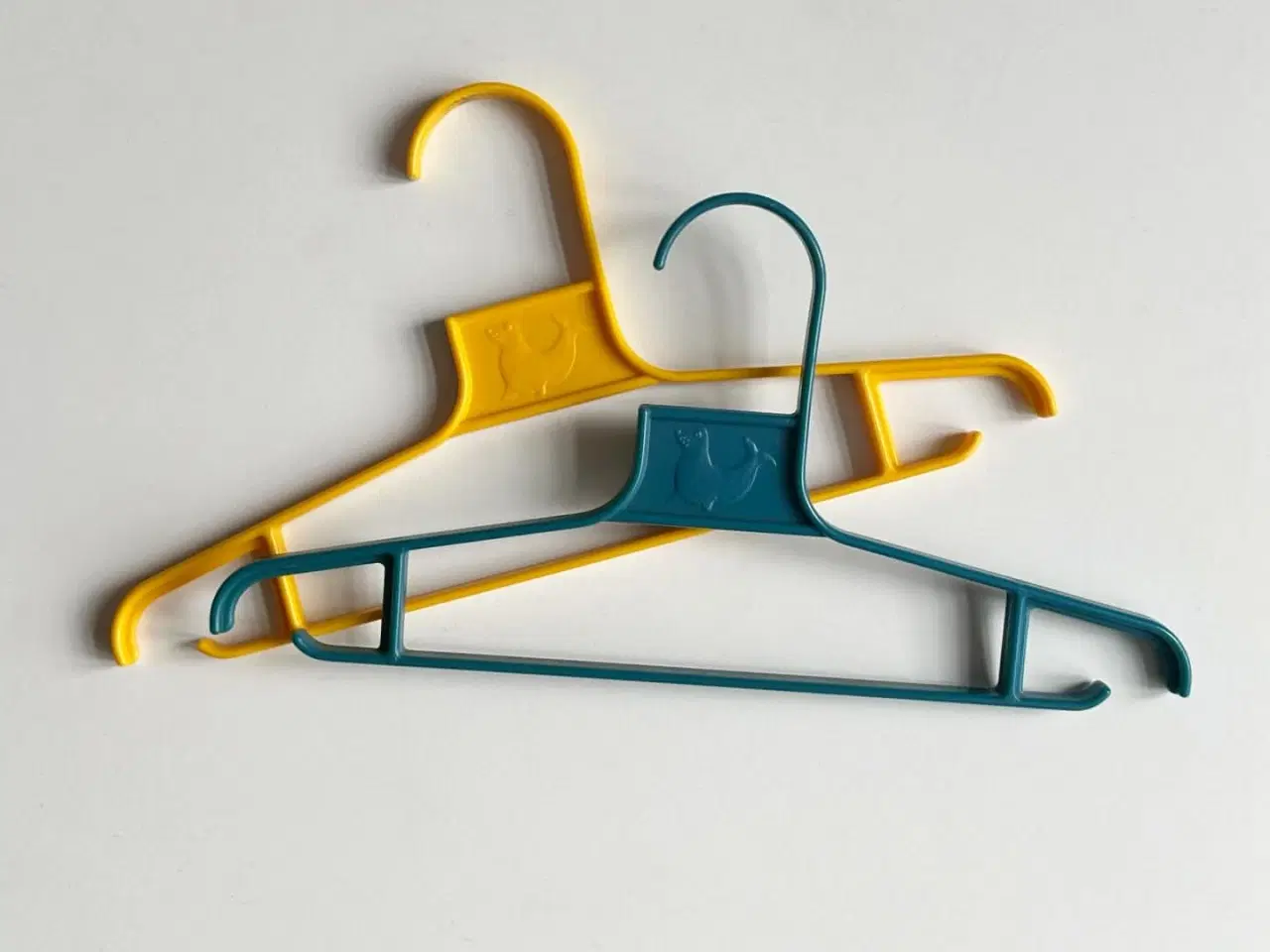 Billede 1 - Mothercare børnebøjler af plast, 2 stk samlet