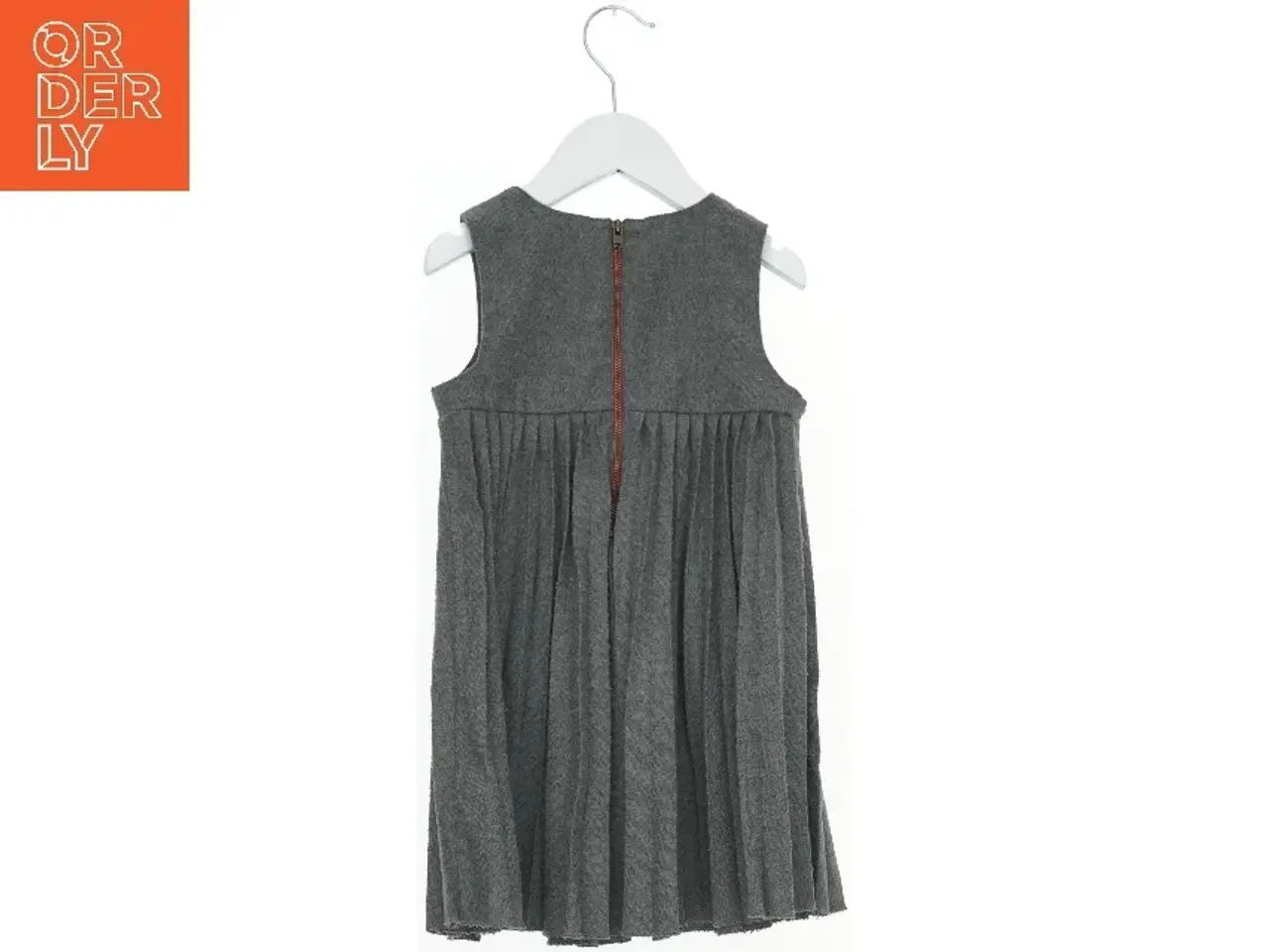 Billede 2 - Grå børnekjole med broche (str. 98)