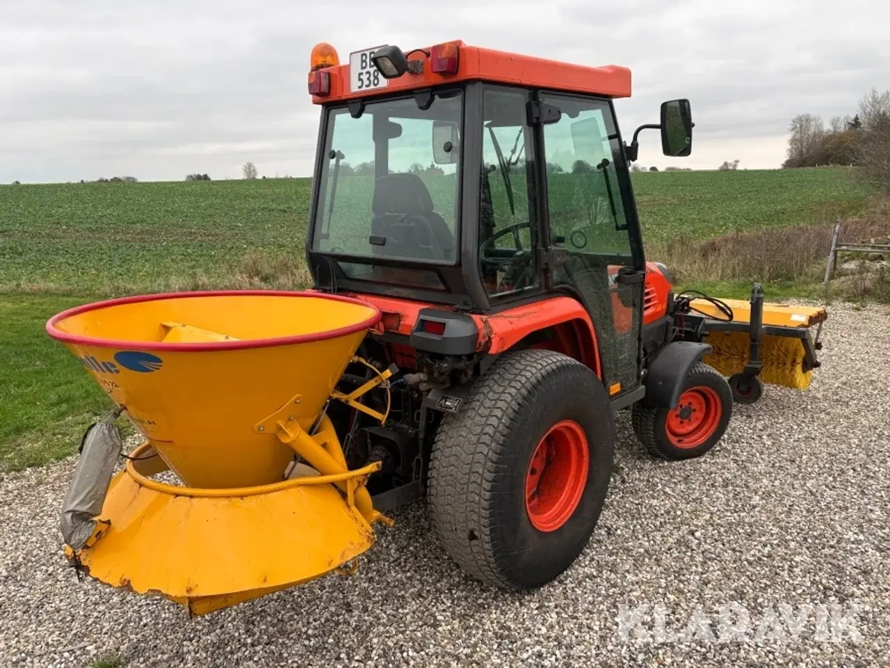 Billede 3 - Traktor Kubota STV36 med kost, saltspreder og sneplov