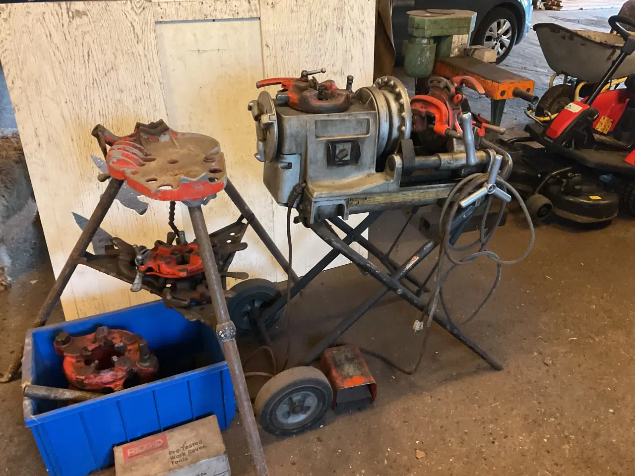 Billede 1 - Ridgid skæremaskine 300compact m. Rør bænk mm.