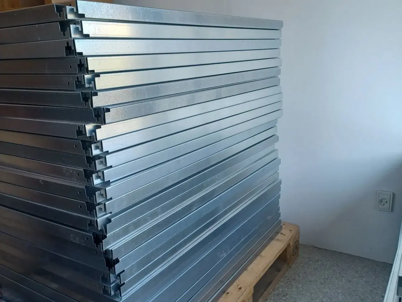 Billede 2 - 108 stk. stålhylder fra "Erfa" sælges