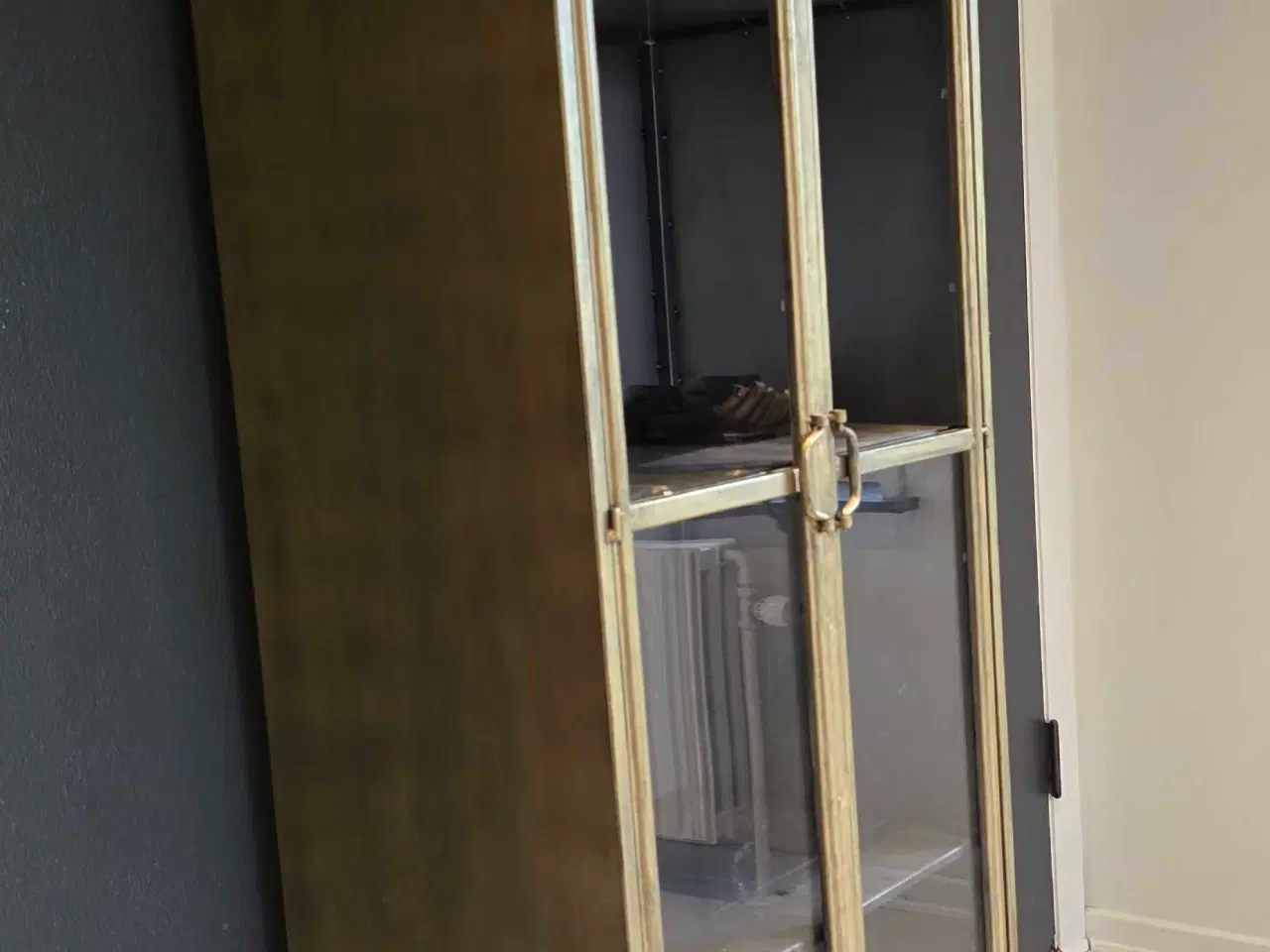 Billede 3 - DUTCHBONE Gertlush vitrineskab - guld strygejern