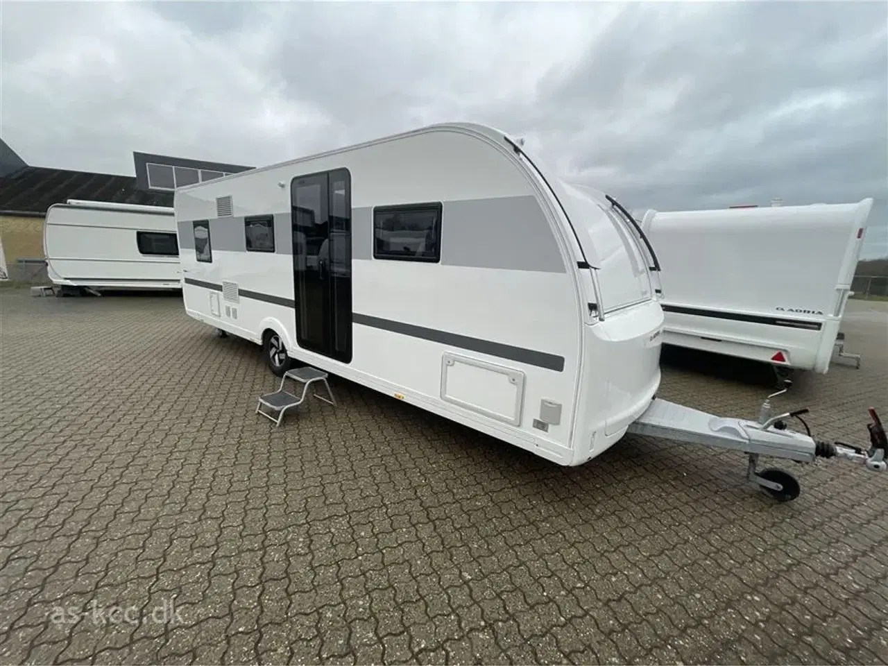 Billede 12 - 2022 - Adria Alpina 663 PT   Adria Alpina 663 PT årg. 2022 7 sovepladser, 6 siddepladser Isabella Commodore 3 m fortelt. Duo Control, Støttebensplader.