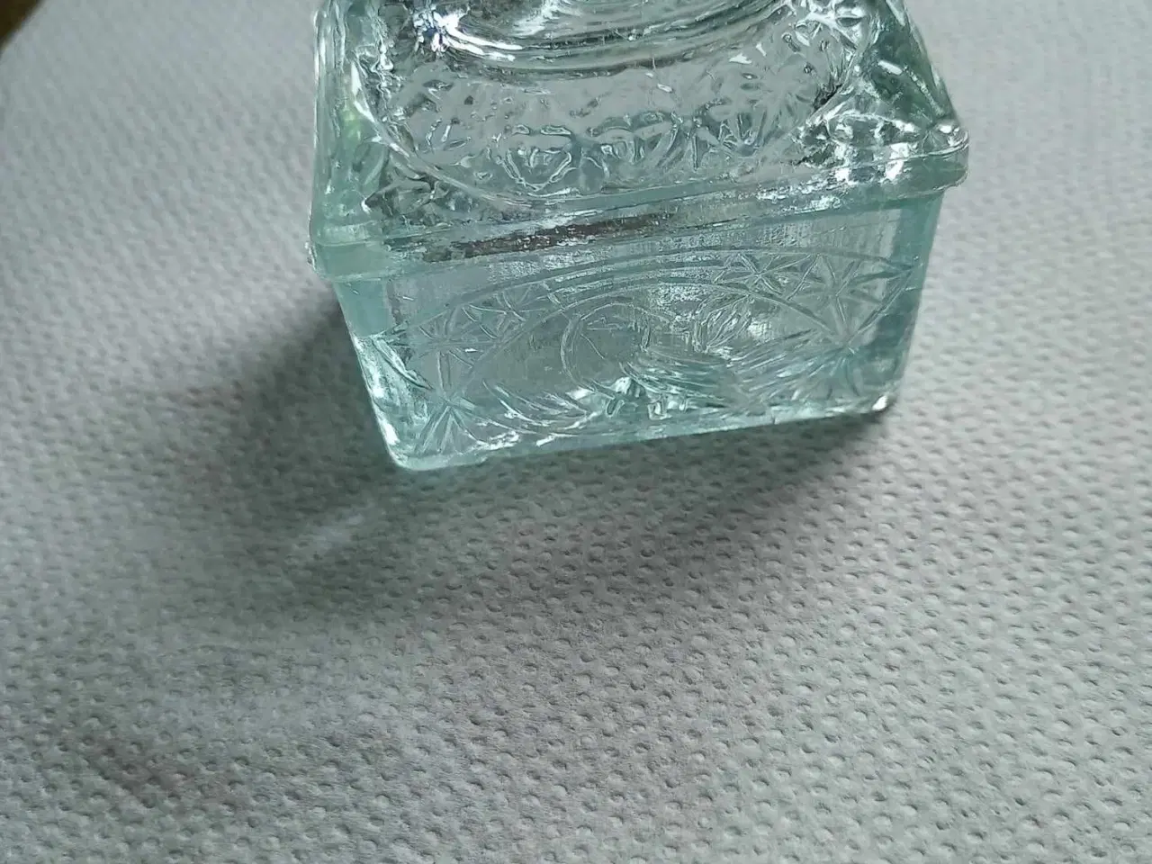 Billede 1 - Antik saltkar i presset glas med låg.