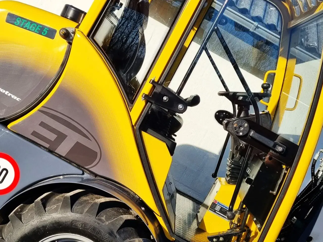 Billede 8 - Eurotrac W12S / lukket kabine / fabriksny / skovl & gafler / Kubota motor