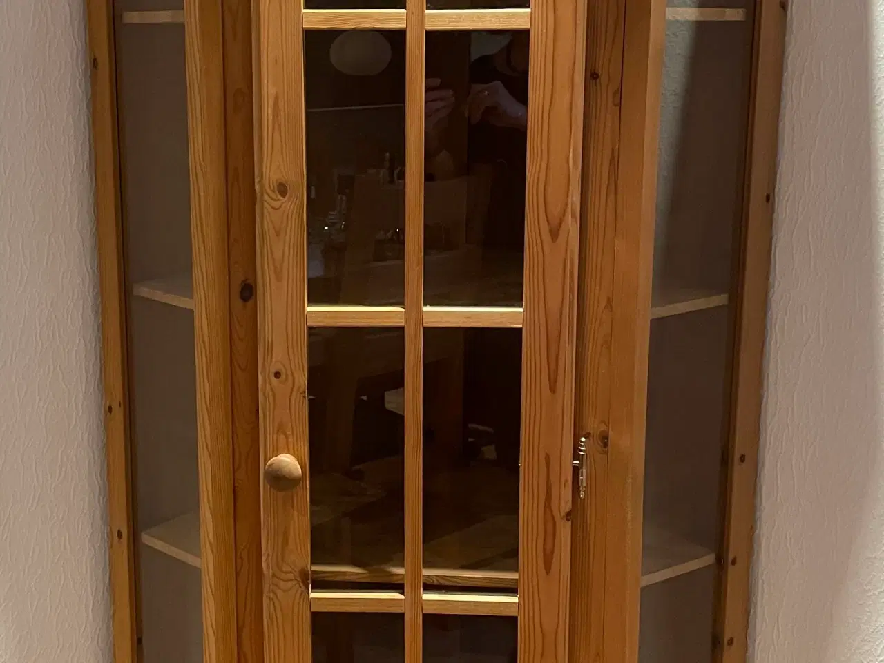 Billede 1 - Hjørneskab med glaslåge og 4 hylder