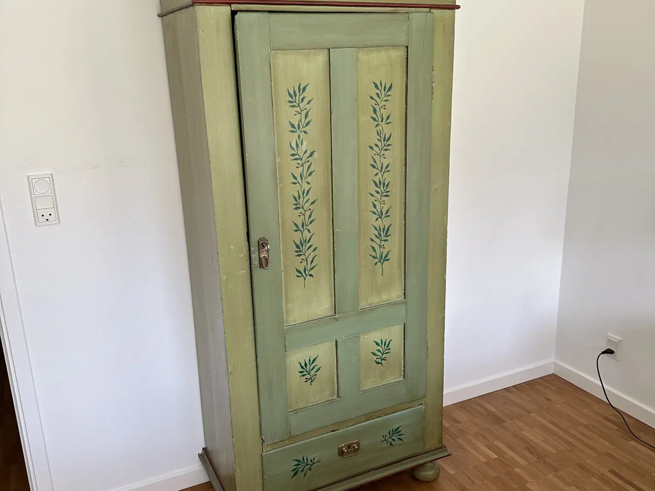 Billede 1 - Flot malet karlekammerskab 