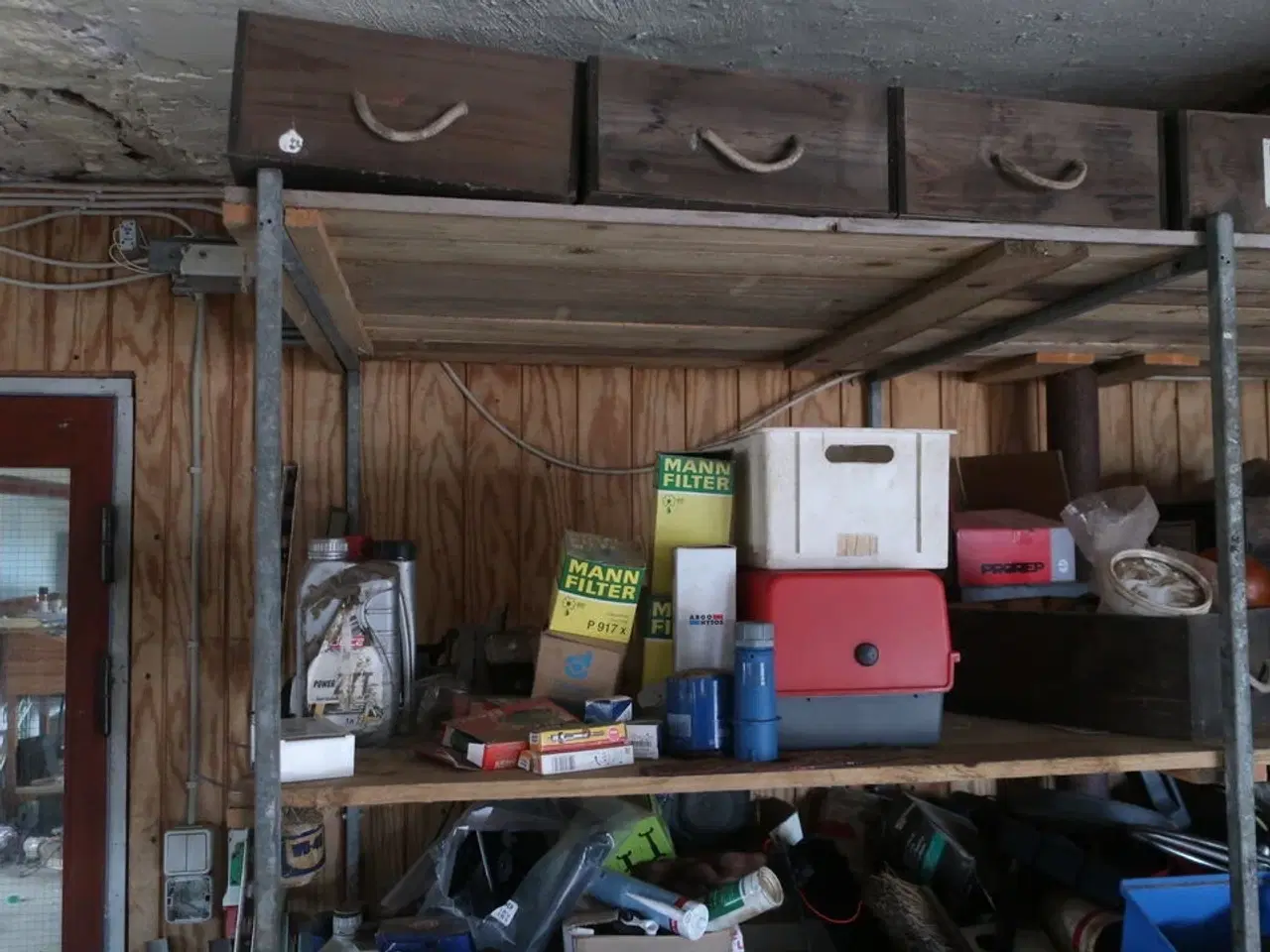 Billede 2 - Reol med div. Reservedele og varelager samt rullevogn med indhold m.m.