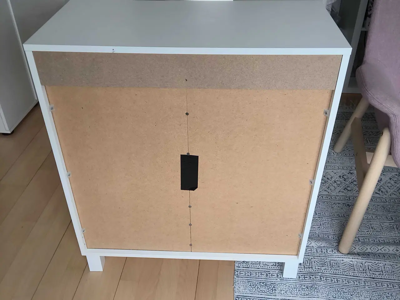 Billede 3 - Lille vitrineskab m. glaslåger