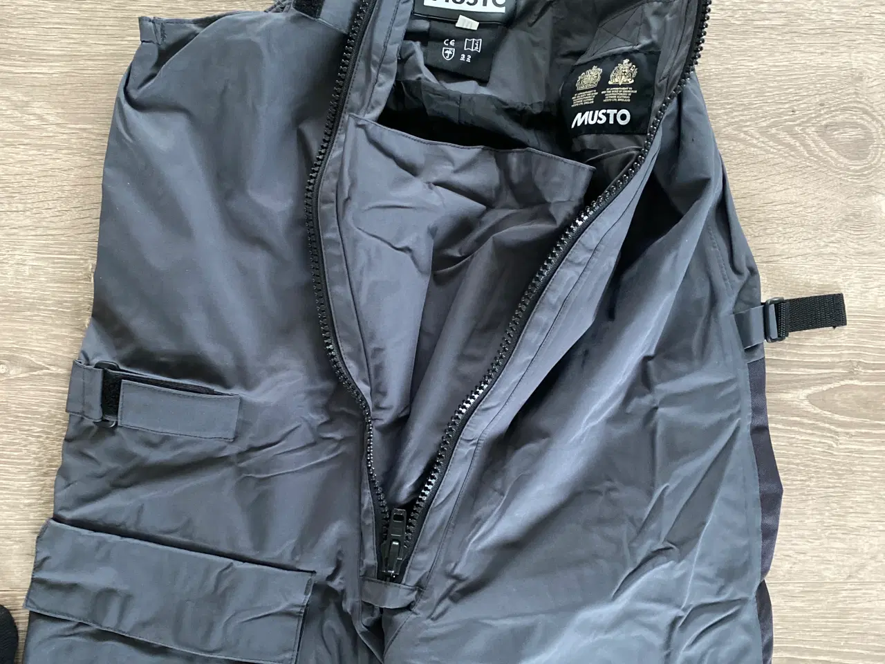 Billede 5 - MUSTO sejltøj str S    buks(10-32)