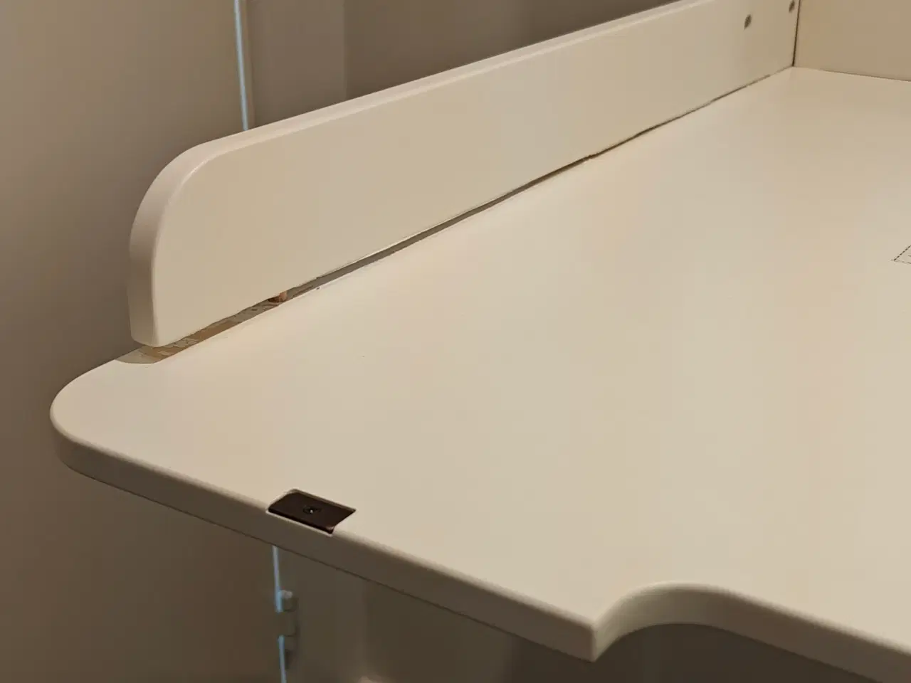 Billede 4 - Helt nyt Flexa Nova væghængt puslebord – Creme