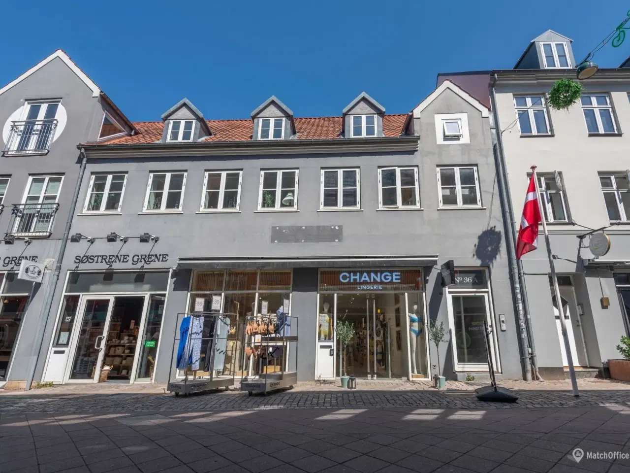 Billede 3 - Super velplaceret butikslejemål med god udstillingsplads i de store facadevinduer