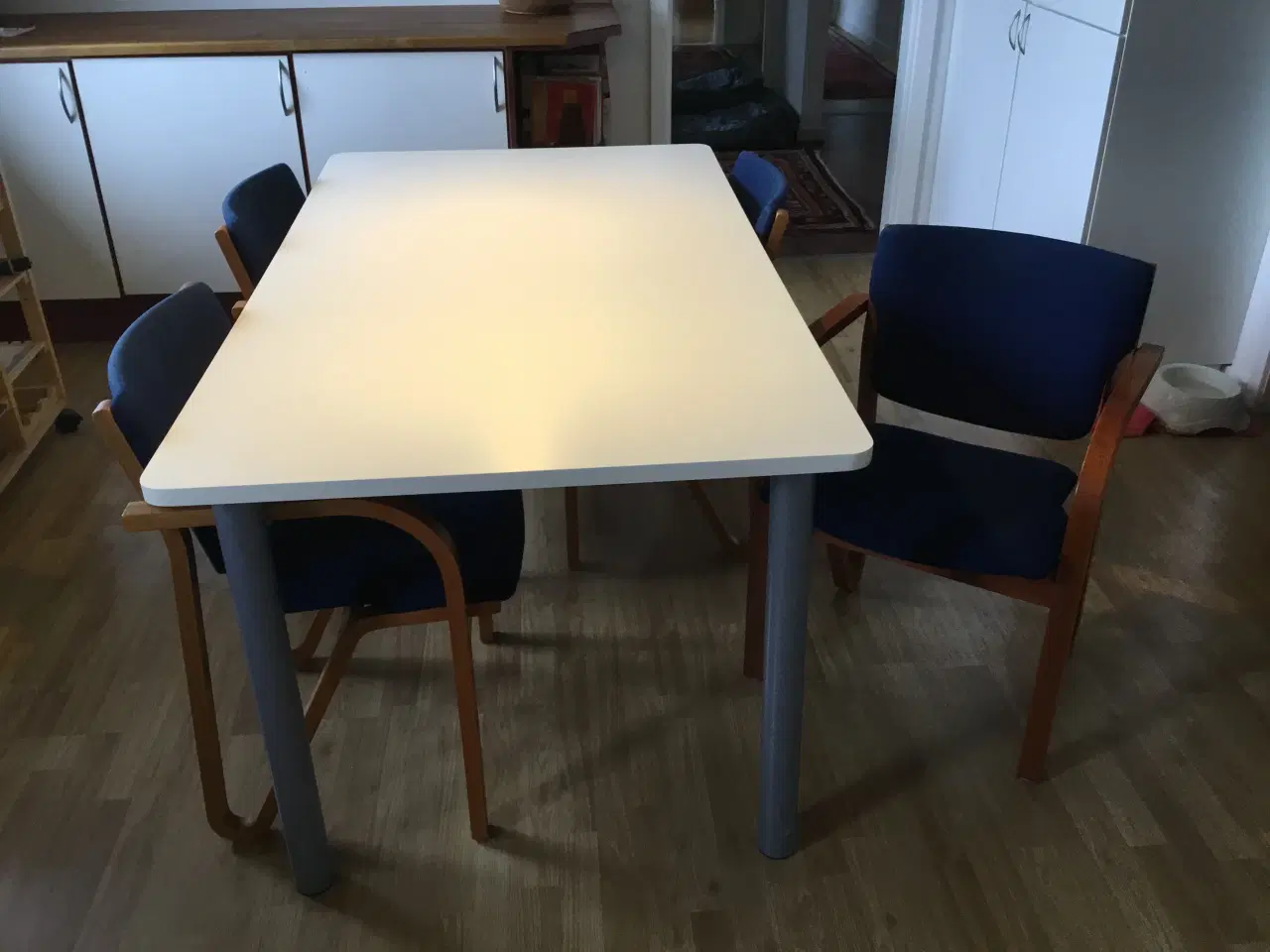 Billede 2 - Spisebord til køkken og 4 konference stole.
