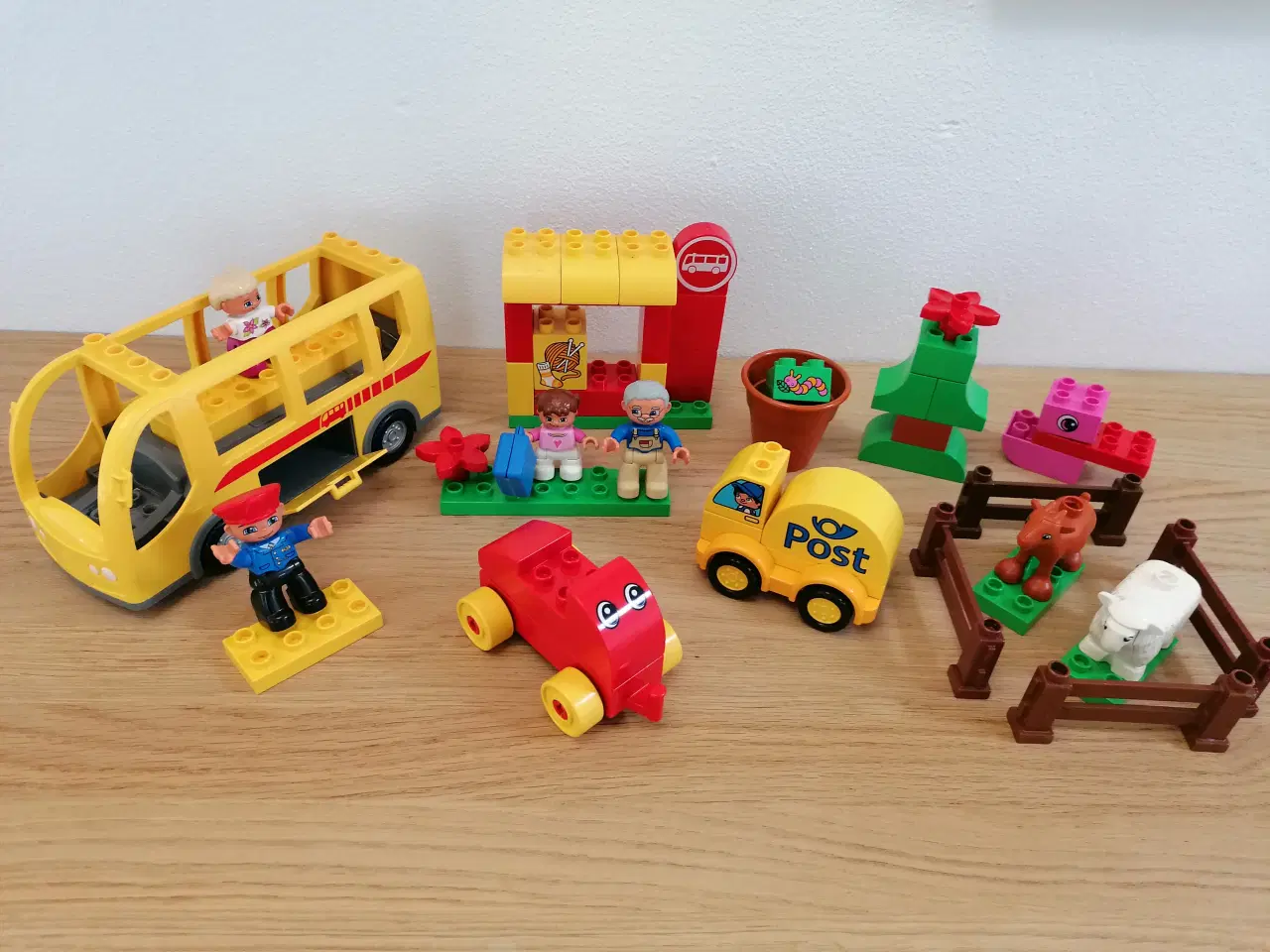 Billede 1 - Duplo Skolebus med forskellige klodser og figurer 