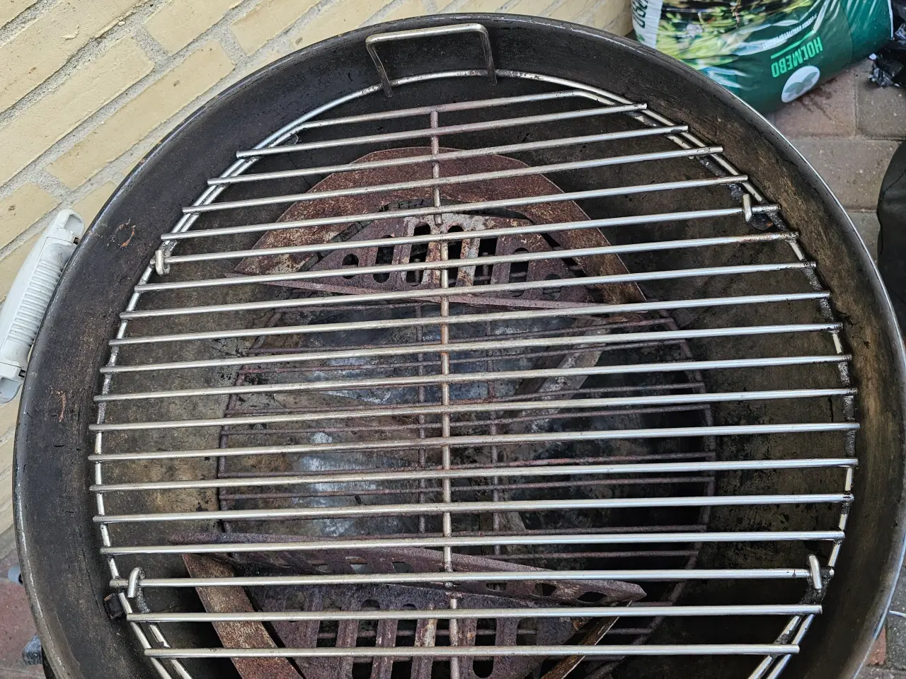 Billede 2 - Weber Kuglegrill med låg og grillrist
