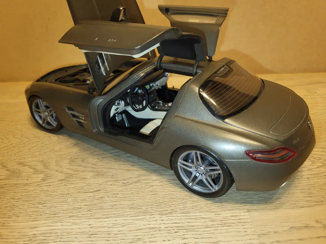 Billede 5 - Modelbil. Mercedes-Benz SLS AMG (2010) Skala 1/18