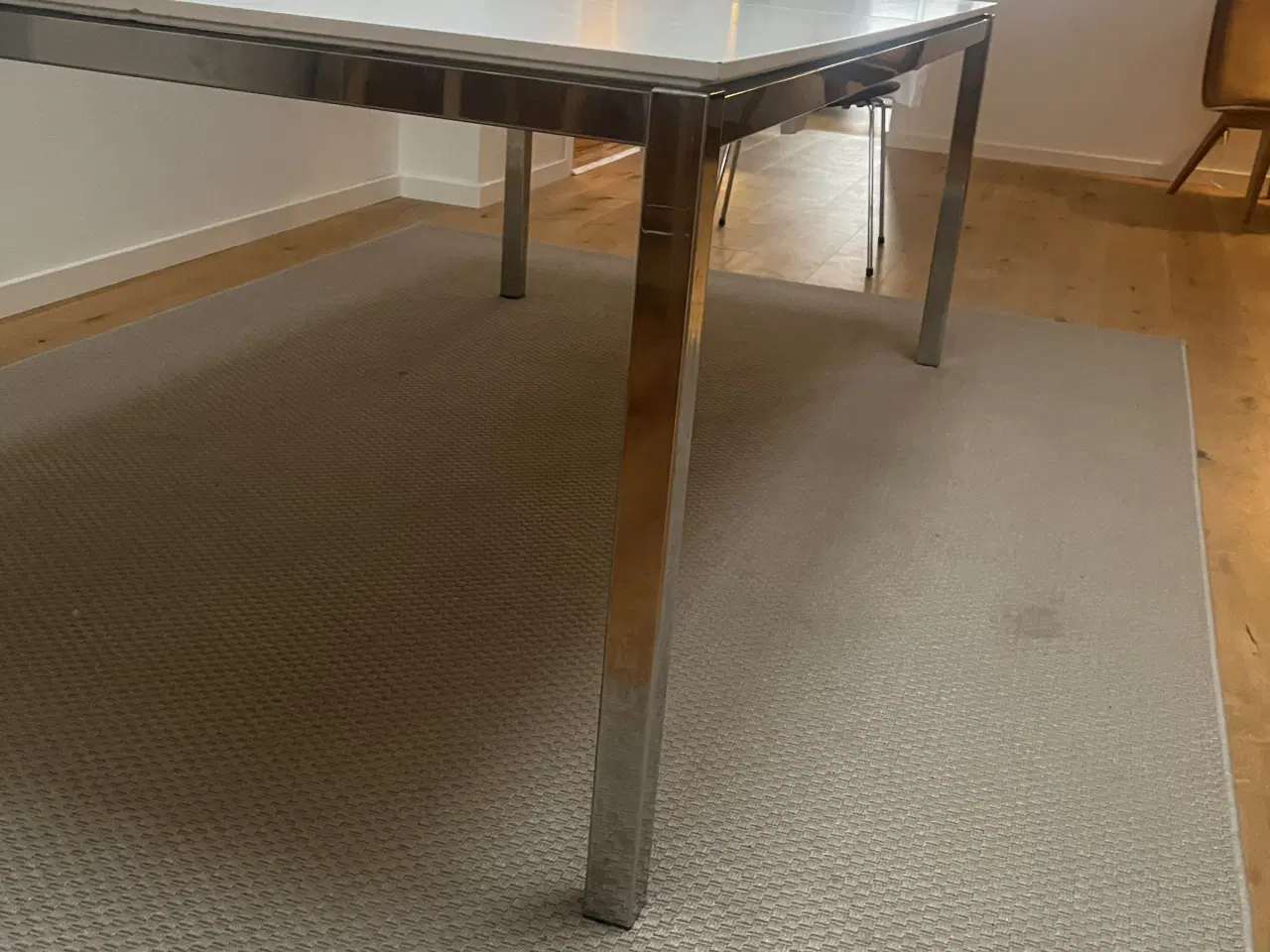 Billede 1 - Hvidt spisebord med metalstel