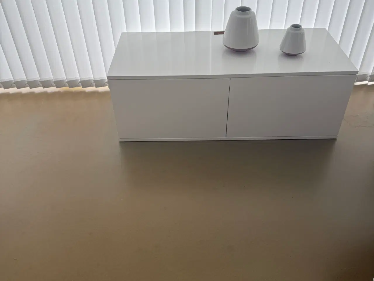 Billede 1 - Reol med hul så ledninger kan komme ned