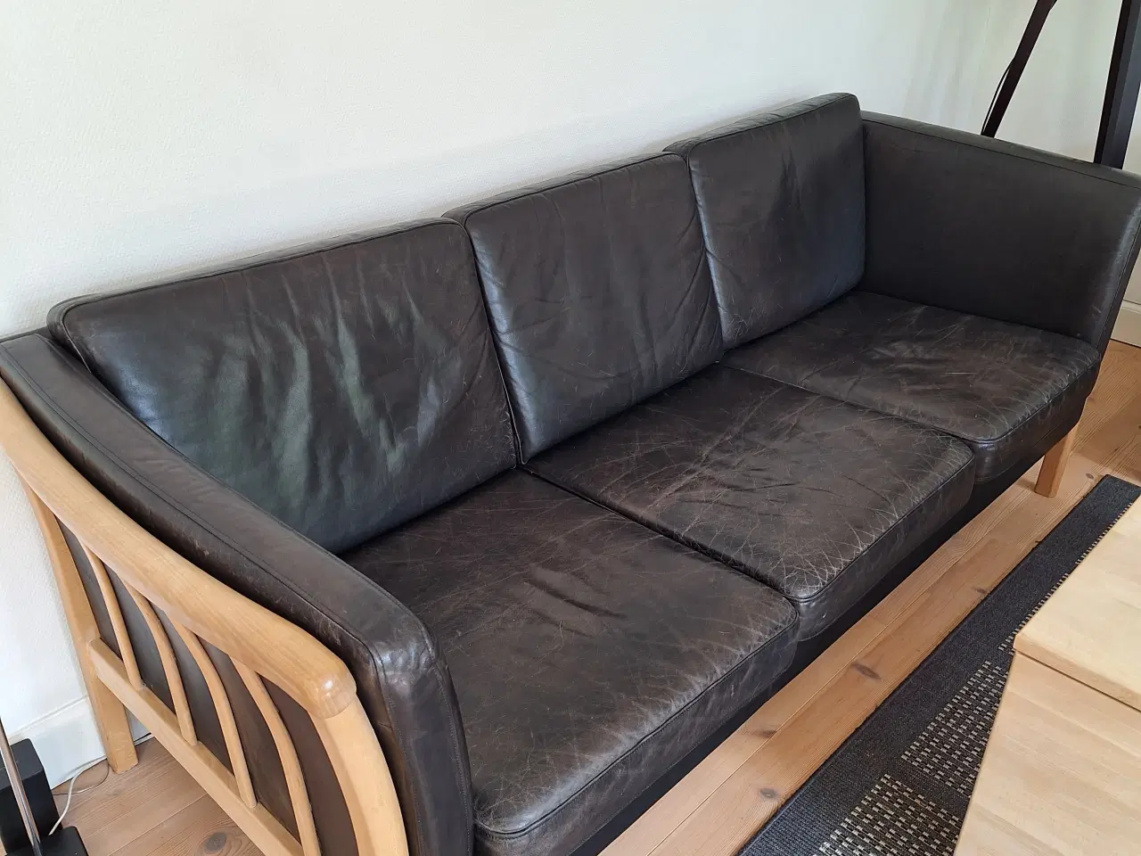Billede 3 - Lædersofa med sæbebehandlet bøgestel 3+ 2 pers.