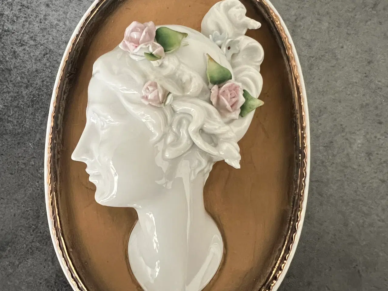 Billede 8 - Kvindehoved i porcelæn i vægramme