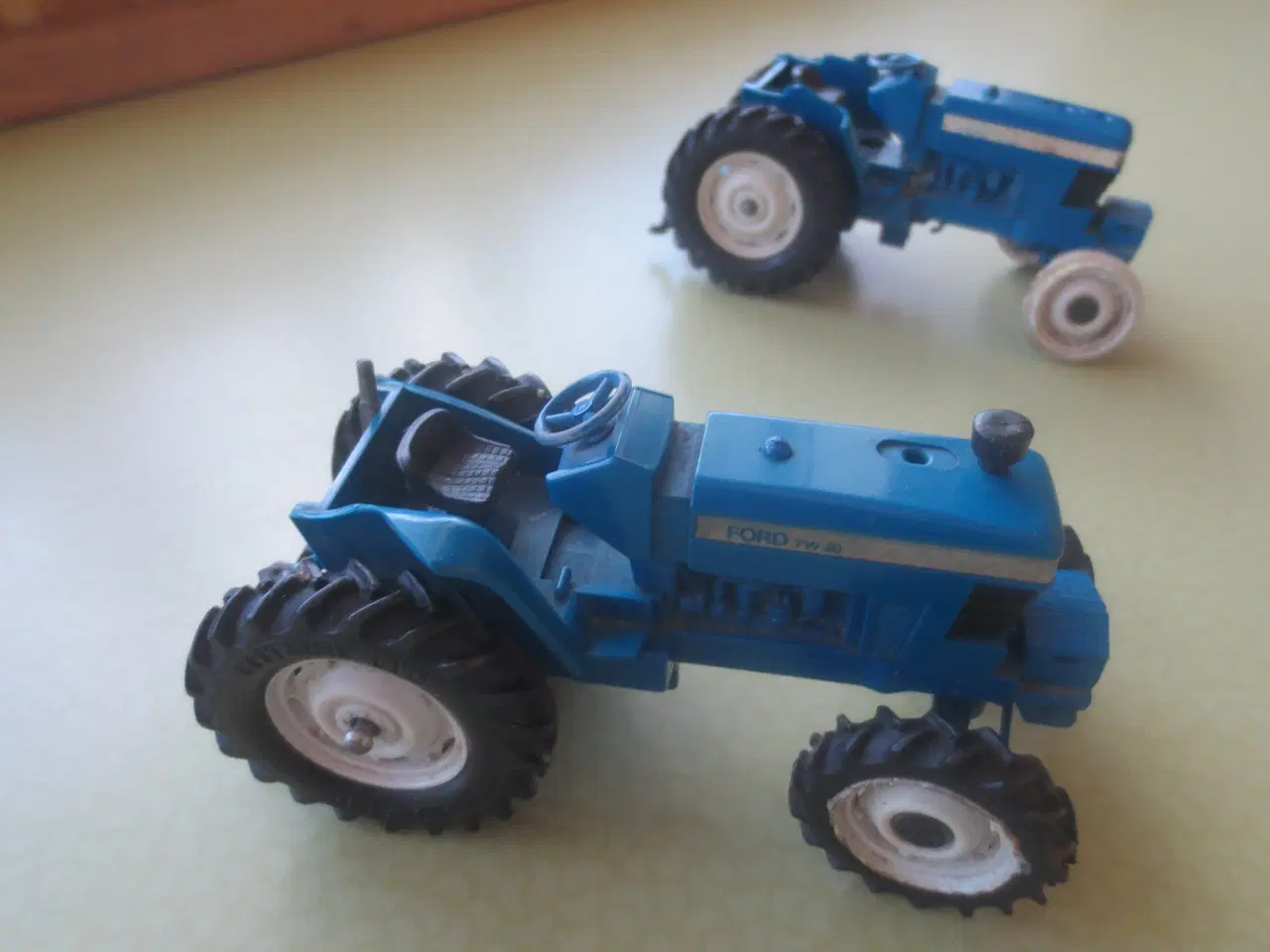 Billede 3 - 3 stk Modeltraktorer Ford TW 20 Massey ferguson 59