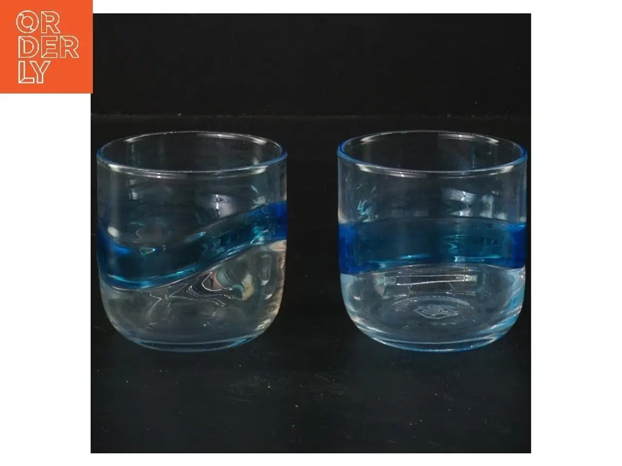 Billede 1 - To drikkeglas med blå stribe (str. 2 stk Ø 7 cm længde 7 cm)