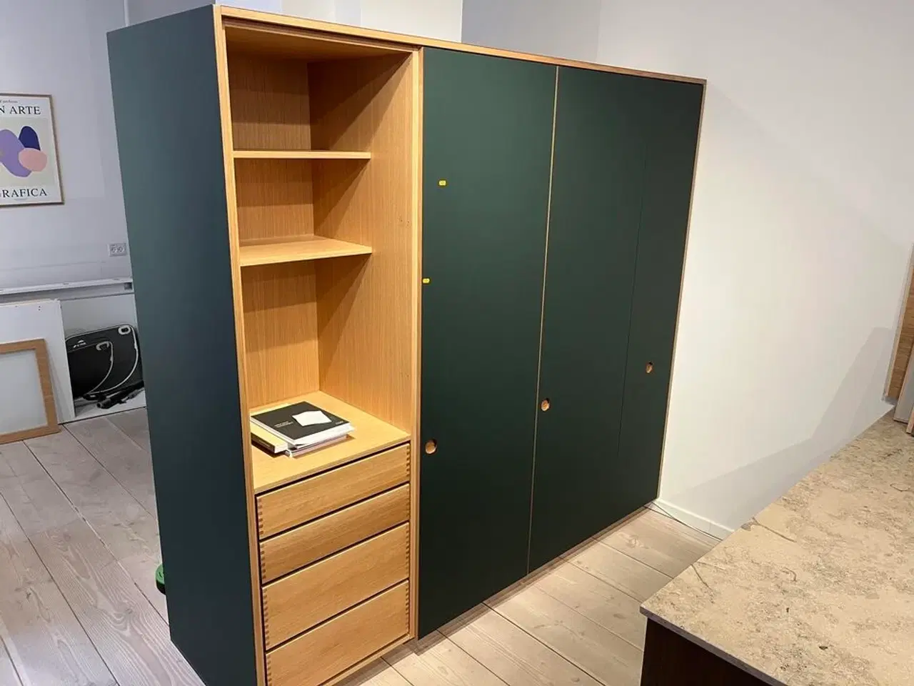 Billede 1 - Skab med Grønne låger
