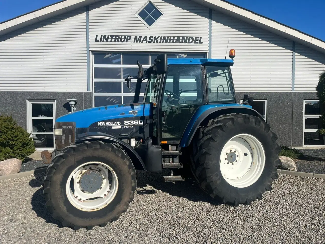 Billede 1 - New Holland 8360 med 4stk fabriksnye dæk til.  Super stærk traktor.