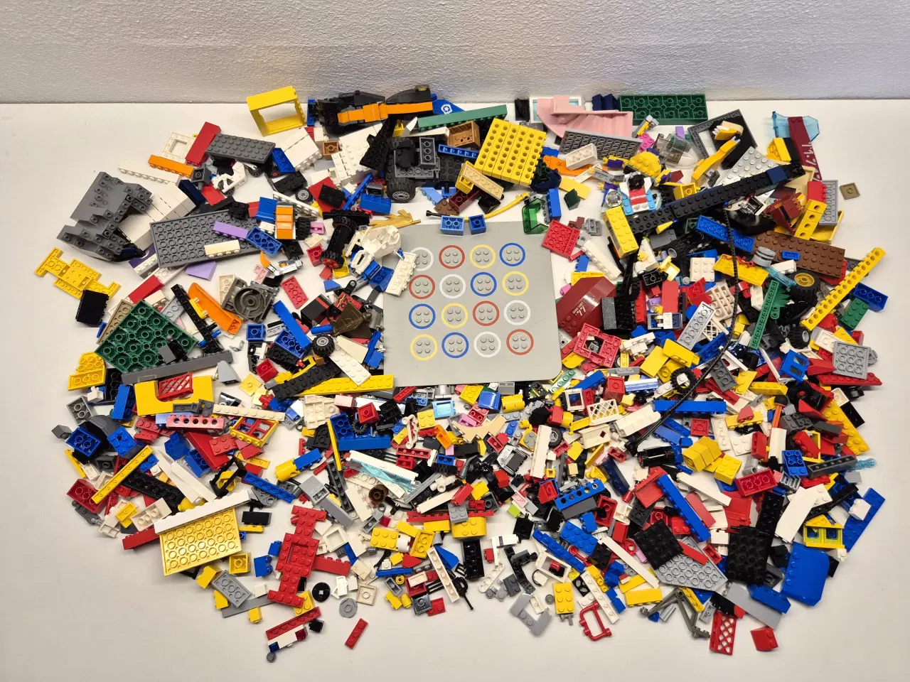 Billede 1 - En stor samling af blandede LEGO klodser og dele.